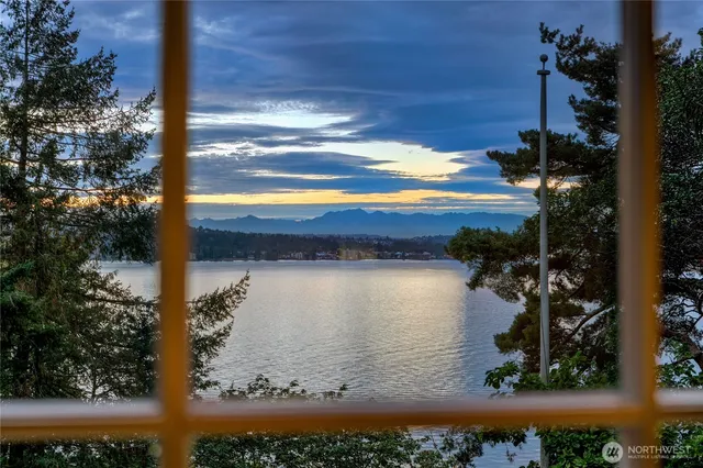 $9,875,000 | 2425 Evergreen Point Road, Medina, WA 98039