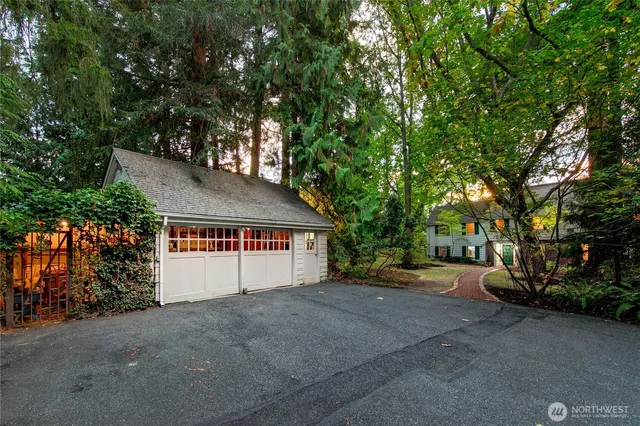 $9,875,000 | 2425 Evergreen Point Road, Medina, WA 98039