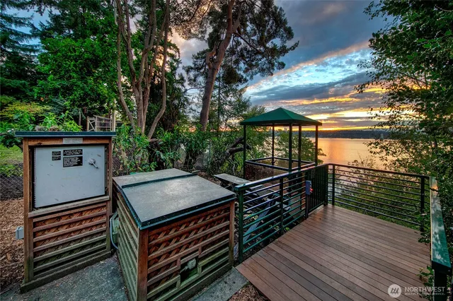 $9,875,000 | 2425 Evergreen Point Road, Medina, WA 98039