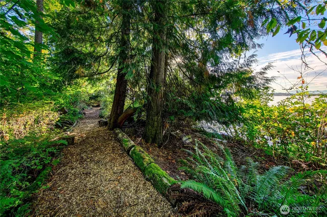 $9,875,000 | 2425 Evergreen Point Road, Medina, WA 98039