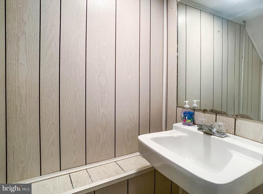 2810 Angus Road Philadelphia, PA 19114 - Photo 24 of 34 Basement half bath