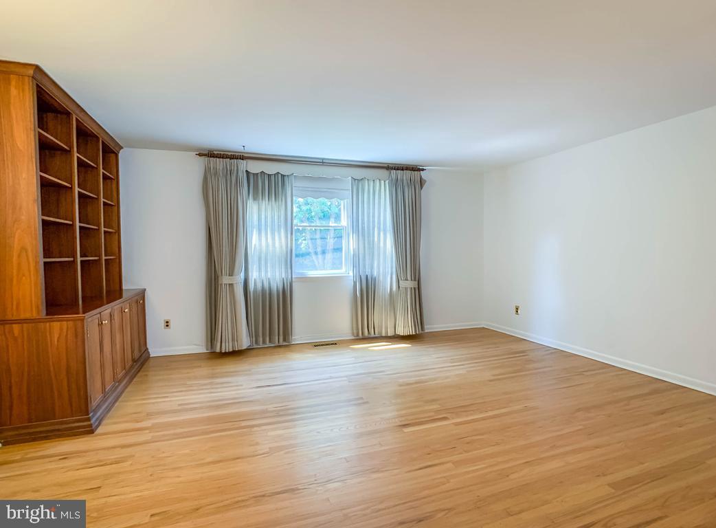 2810 Angus Road Philadelphia, PA 19114 - Photo 4 of 34 Built-in bookcase