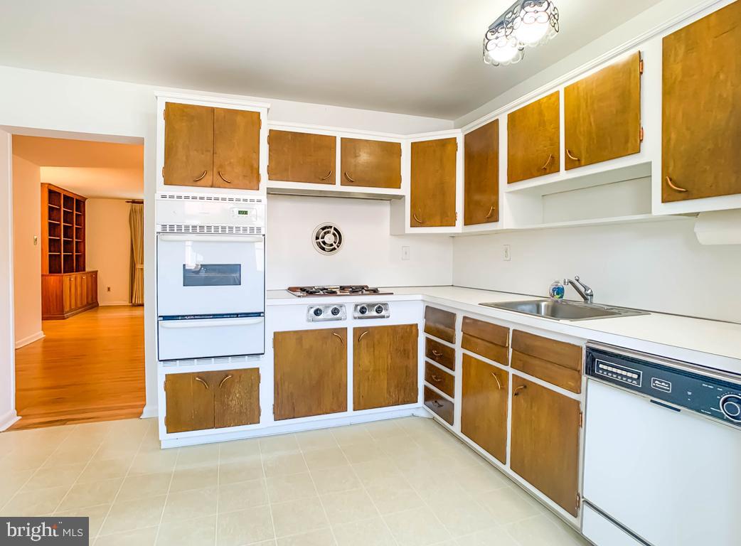2810 Angus Road Philadelphia, PA 19114 - Photo 9 of 34