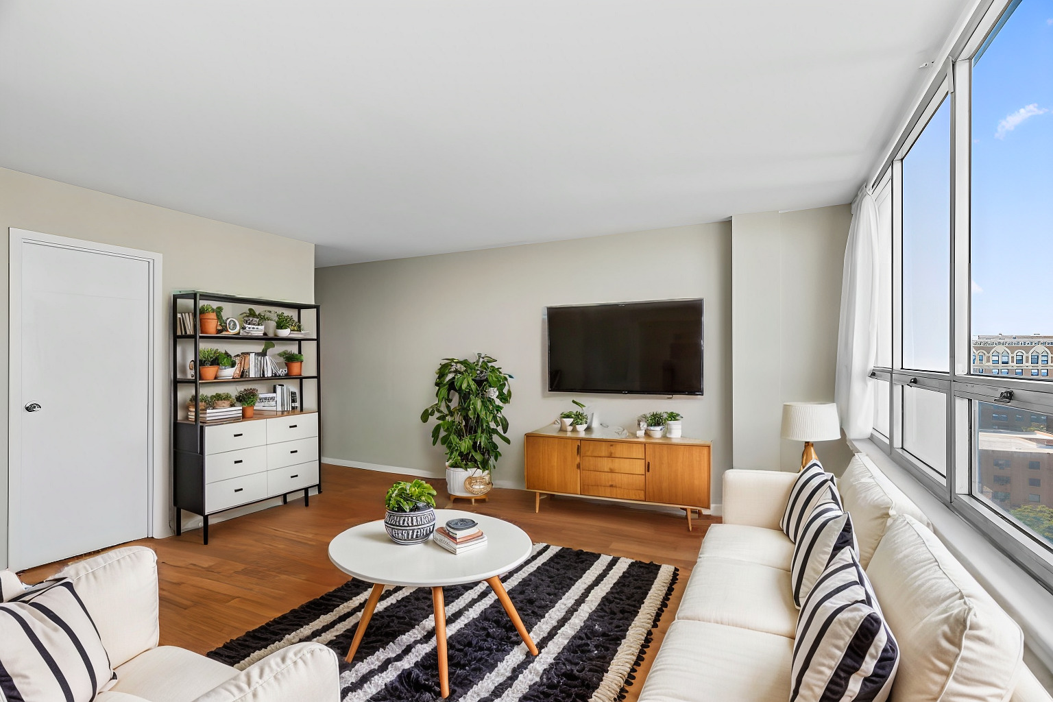 6171 North Sheridan Road, Unit 1105 Chicago, IL 60660 - Photo 4 of 16 Gallery Image 4