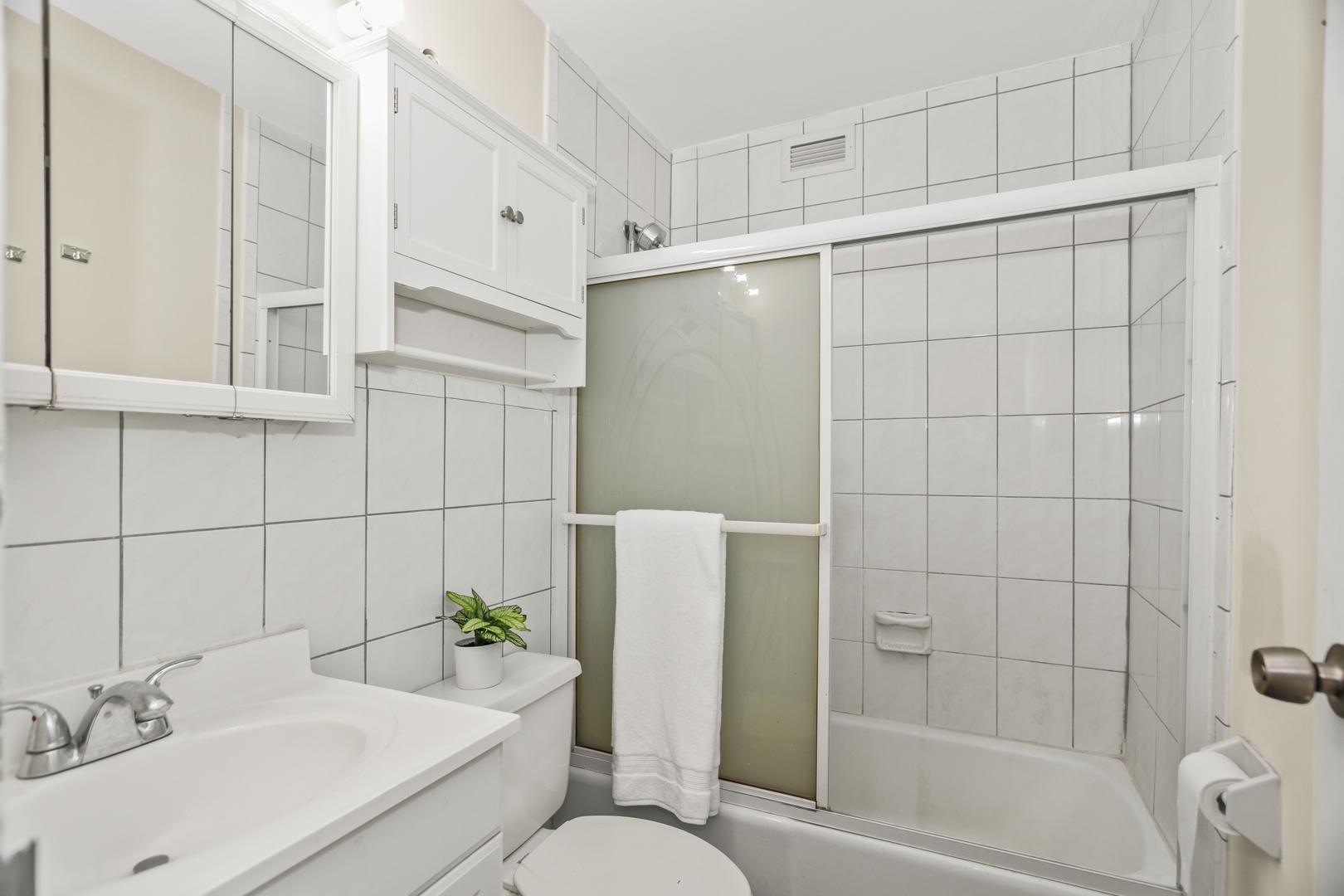 6171 North Sheridan Road, Unit 1105 Chicago, IL 60660 - Photo 7 of 16 Gallery Image 7