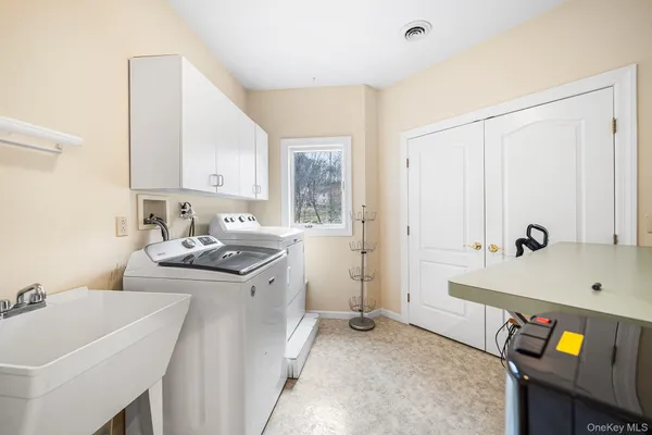 $999,900 | 16 Katavolos Drive, Tomkins Cove, NY 10986