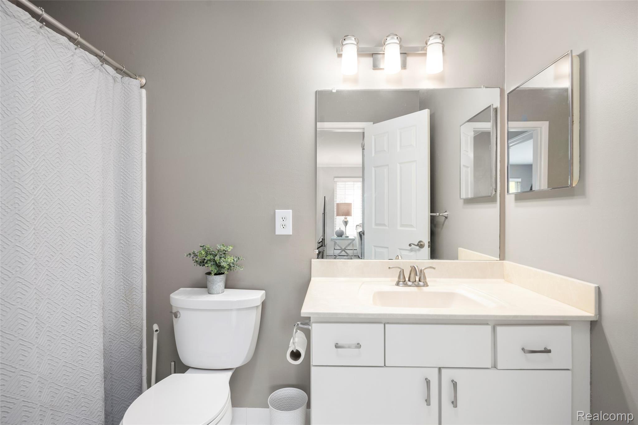 500 Romeo Road, Unit 125 Rochester, MI 48307 - Photo 11 of 14 Bathroom