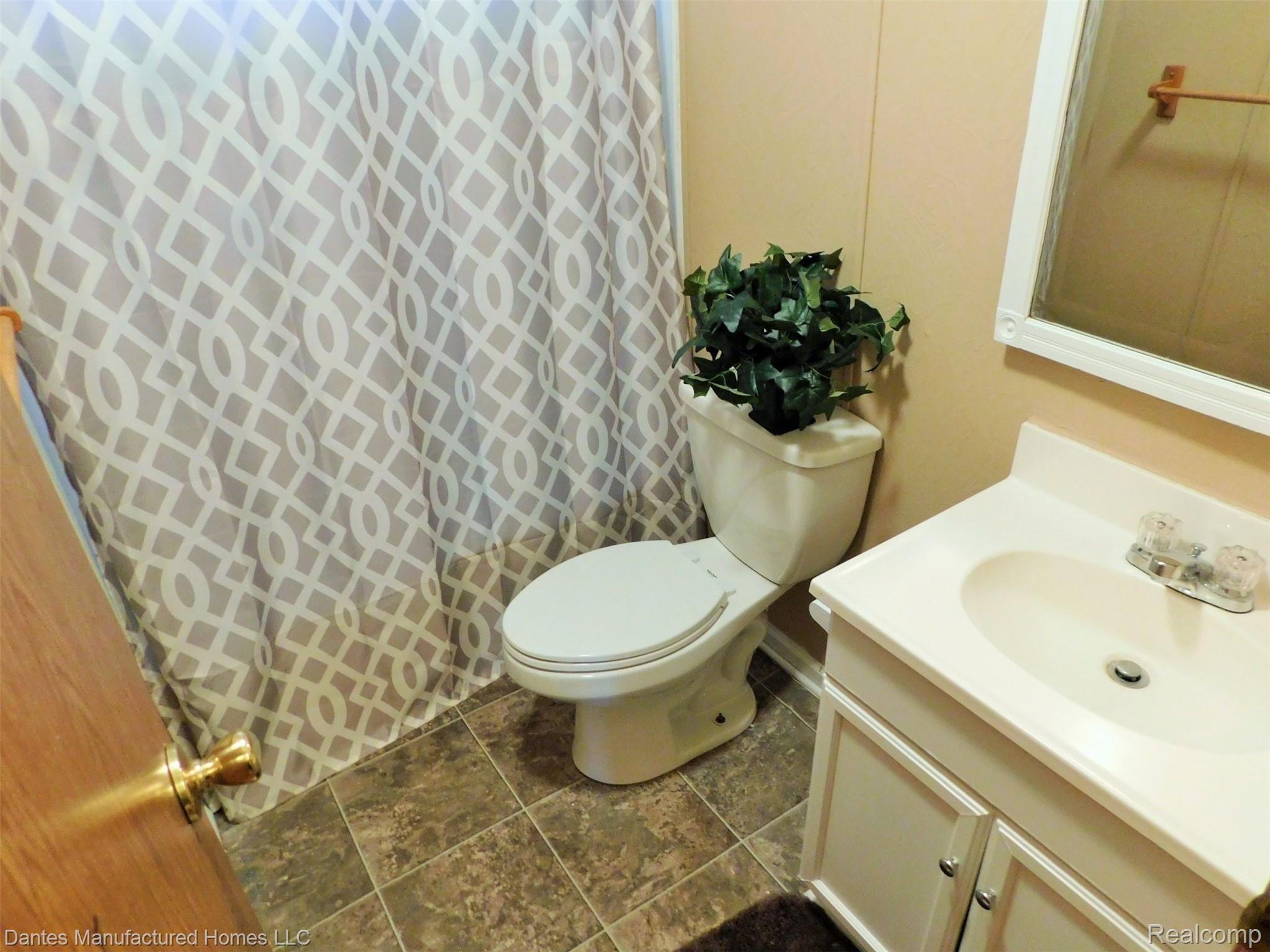 2500 Mann Road Clarkston, MI 48346 - Photo 13 of 37 COMBATH000.JPG