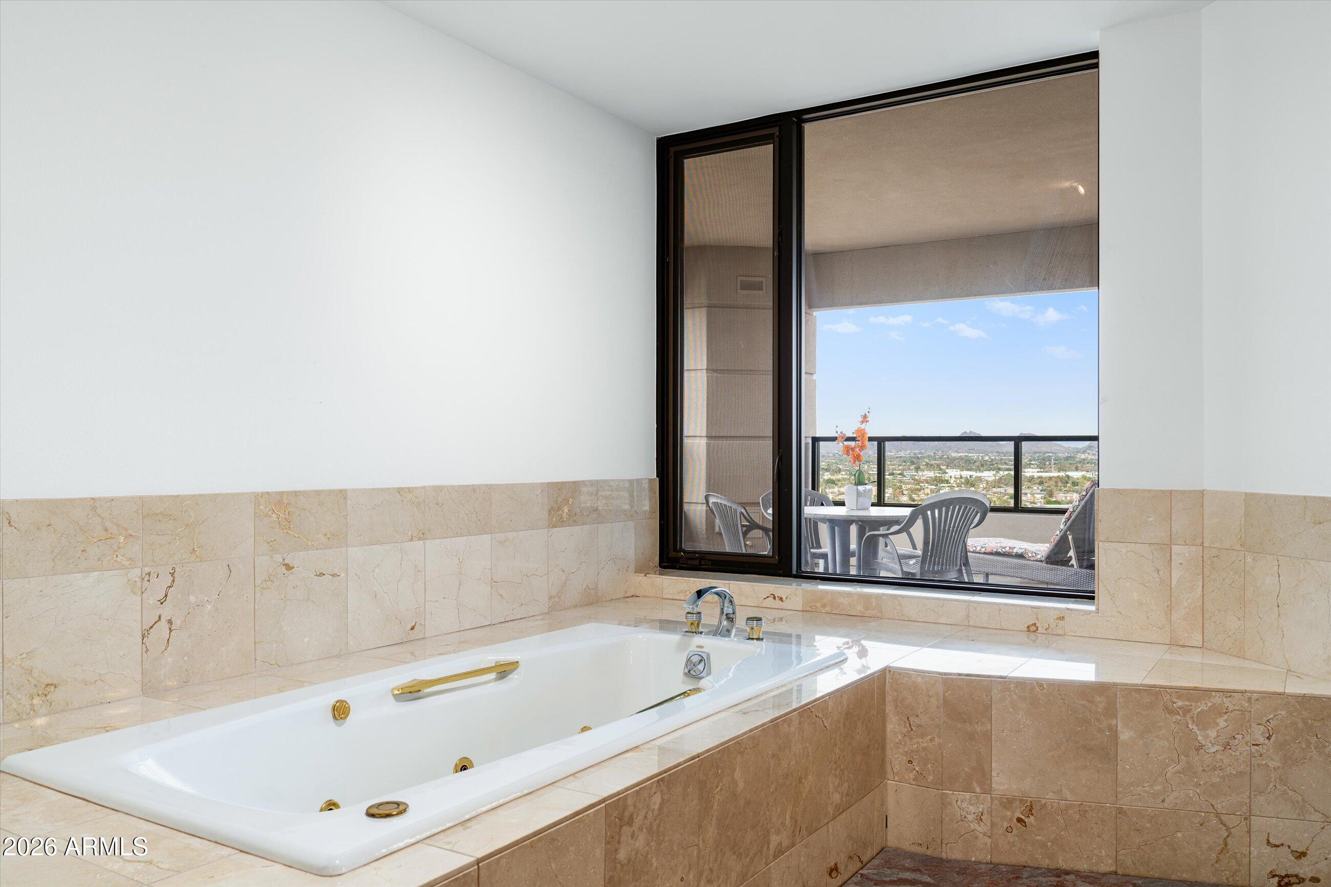 1040 East Osborn Road, Unit 1902 Phoenix, AZ 85014 - Photo 21 of 36 Soaking Tub