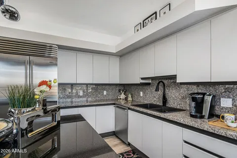 $2,000,000 | 1040 East Osborn Road, Unit 1902, Phoenix, AZ 85014