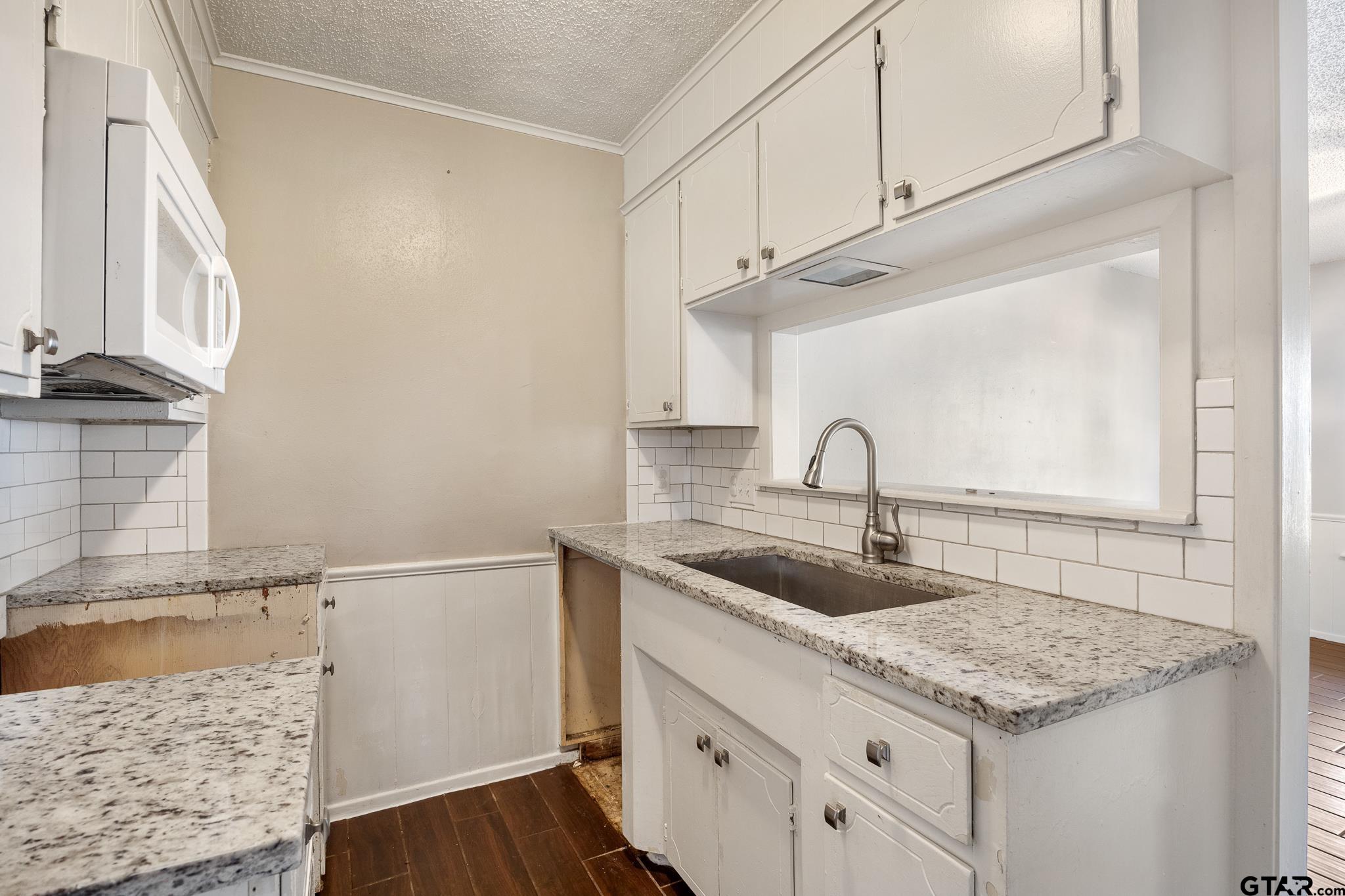 418 Boyd Lane Tyler, TX 75703 - Photo 11 of 25 a kitchen with granite countertop a sink and a stove
