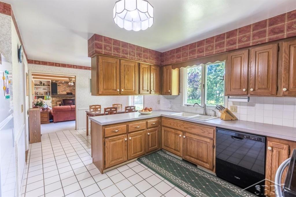 595 Stoneham Road Saginaw, MI 48638 - Photo 7 of 43 50180946-74d80243-2f47-4c06-9a01-fc5979646910.JPG