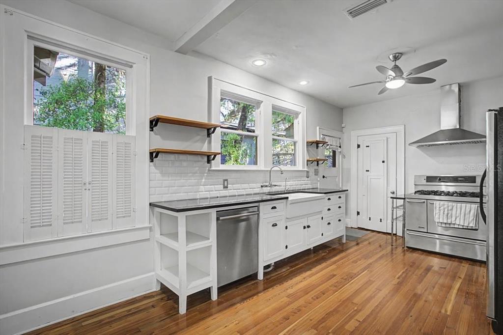 421 NE Boulevard Gainesville, FL 32601 - Photo 4 of 46