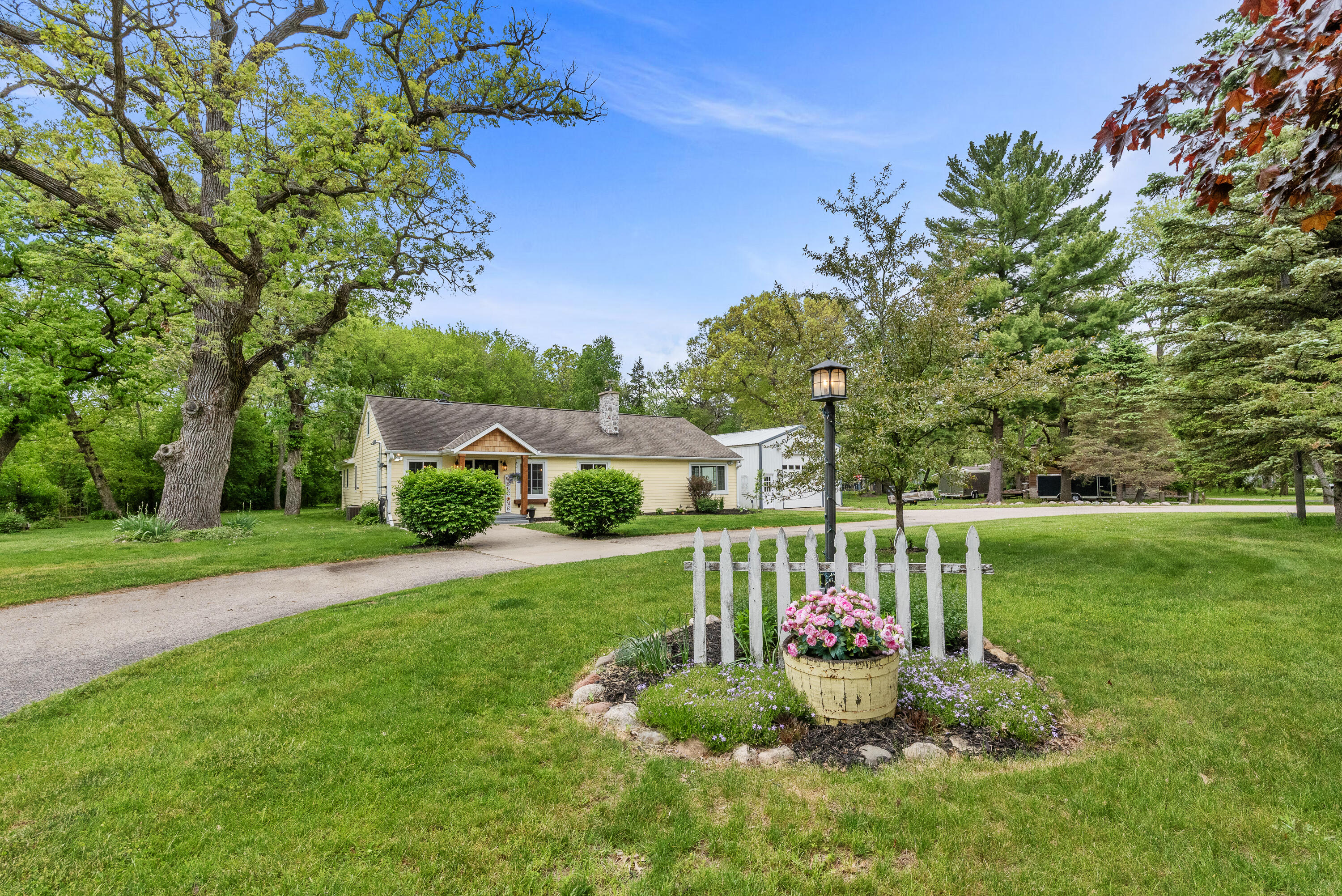 W377S5229 East Pretty Lake Road Ottawa, WI 53118 - Photo 52 of 68 Circle Drive!