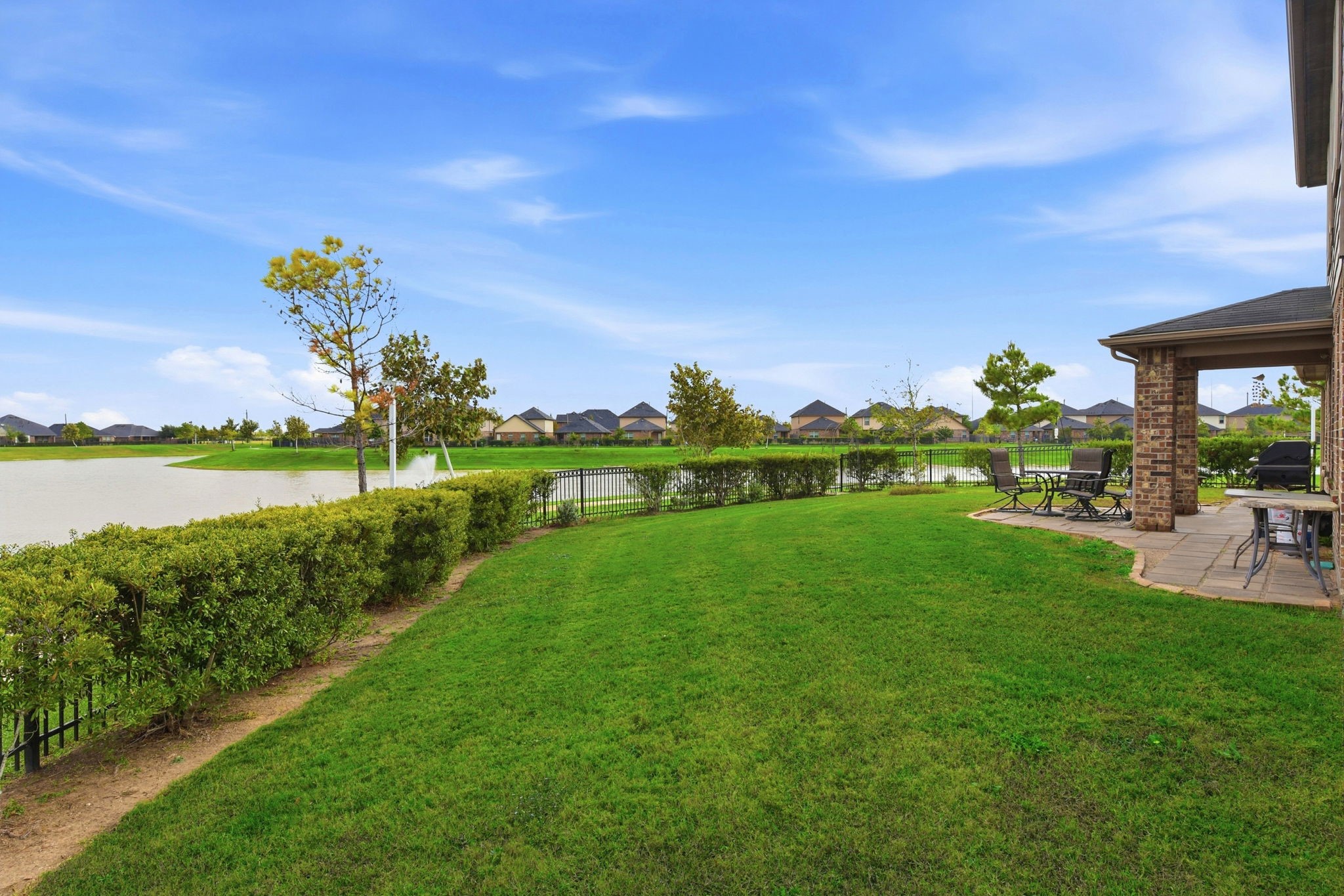 1502 City Lake Place Houston, TX 77047 - Photo 33 of 36 a view of a big yard with plants and a garden