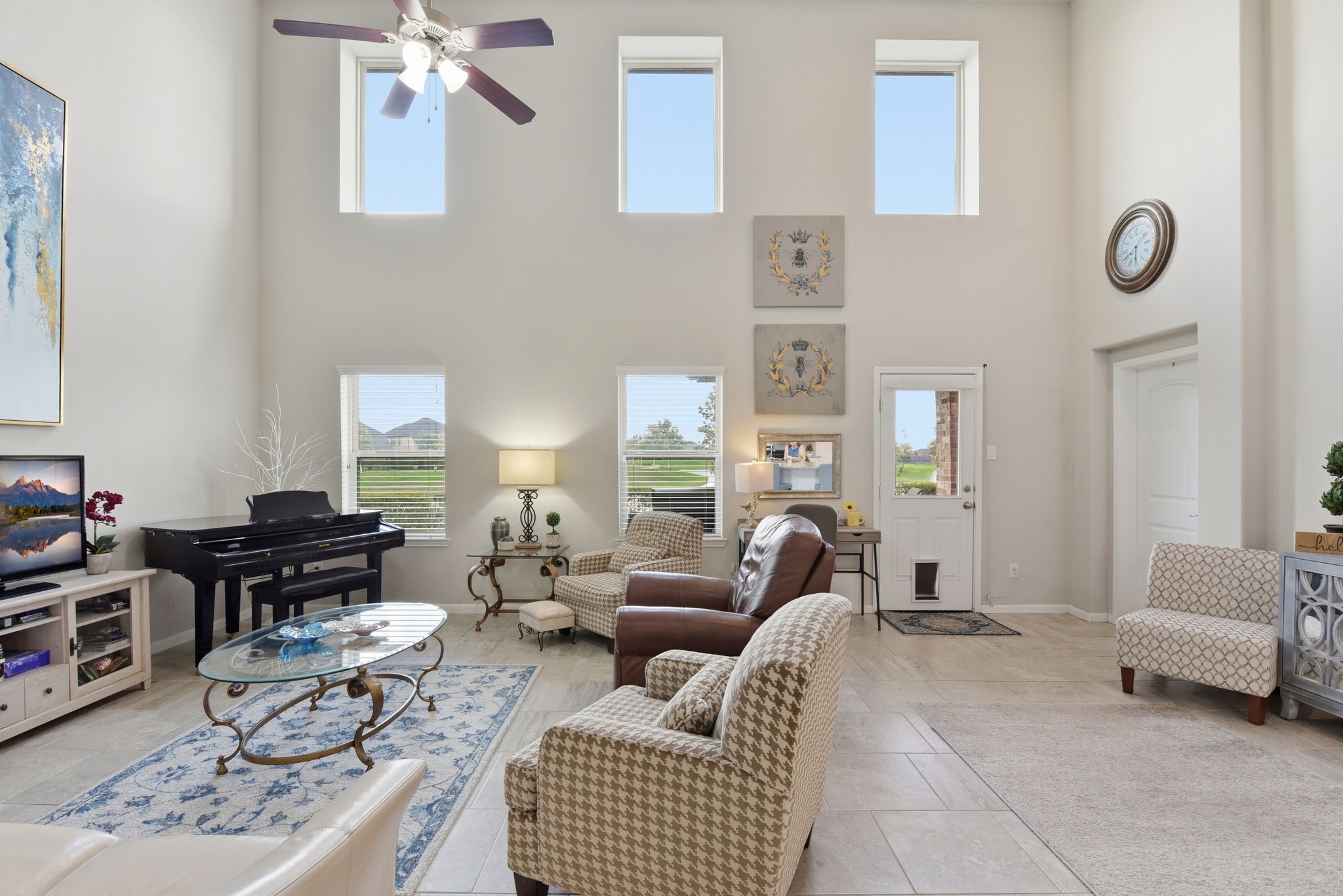 1502 City Lake Place Houston, TX 77047 - Photo 10 of 36 a living room with furniture a rug and a window