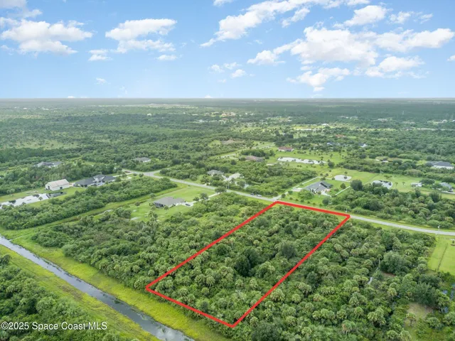 a view of a green field with lots of green space