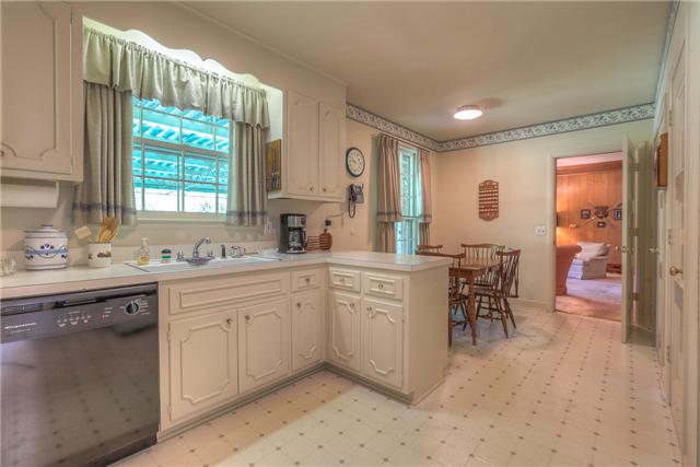 5950 Post Road Nashville, TN 37205 - Photo 4 of 15 Eat-in kitchen with casual flow into the den or family room.