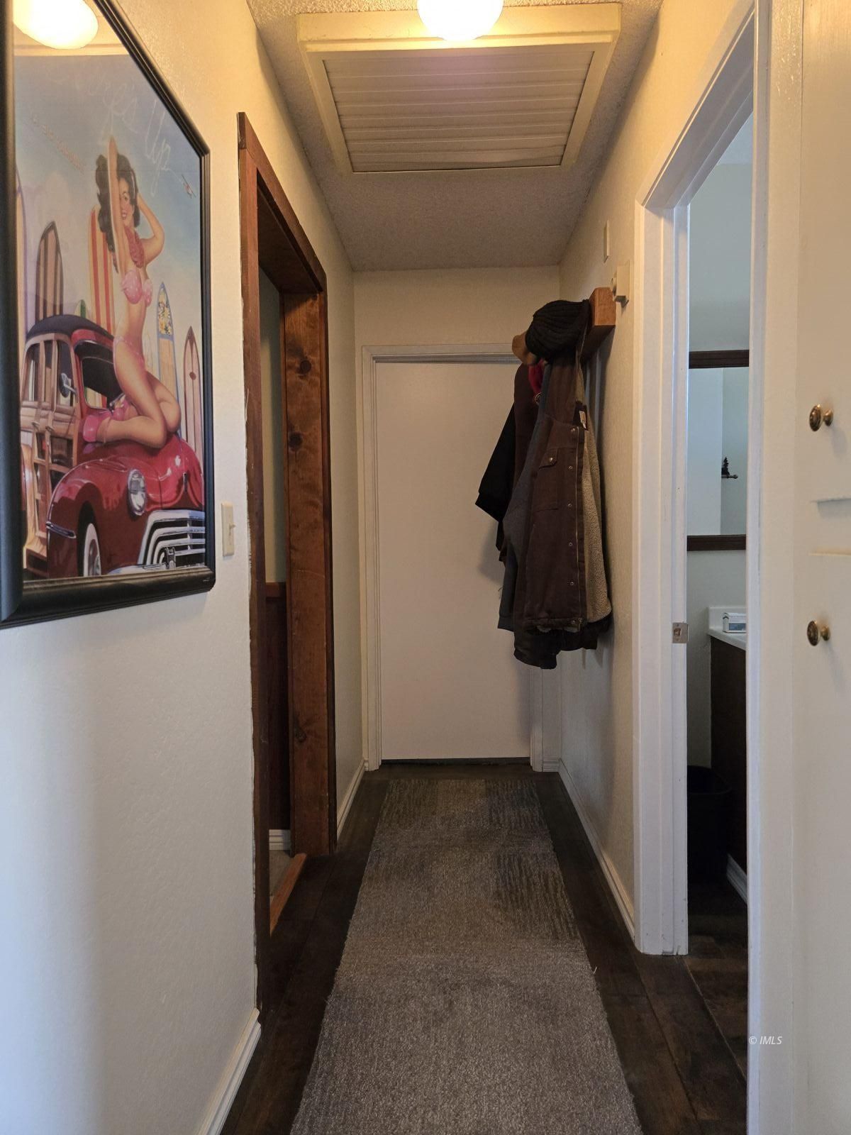 39 Hunter Avenue Bishop, CA 93514 - Photo 11 of 20 a view of walk in closet