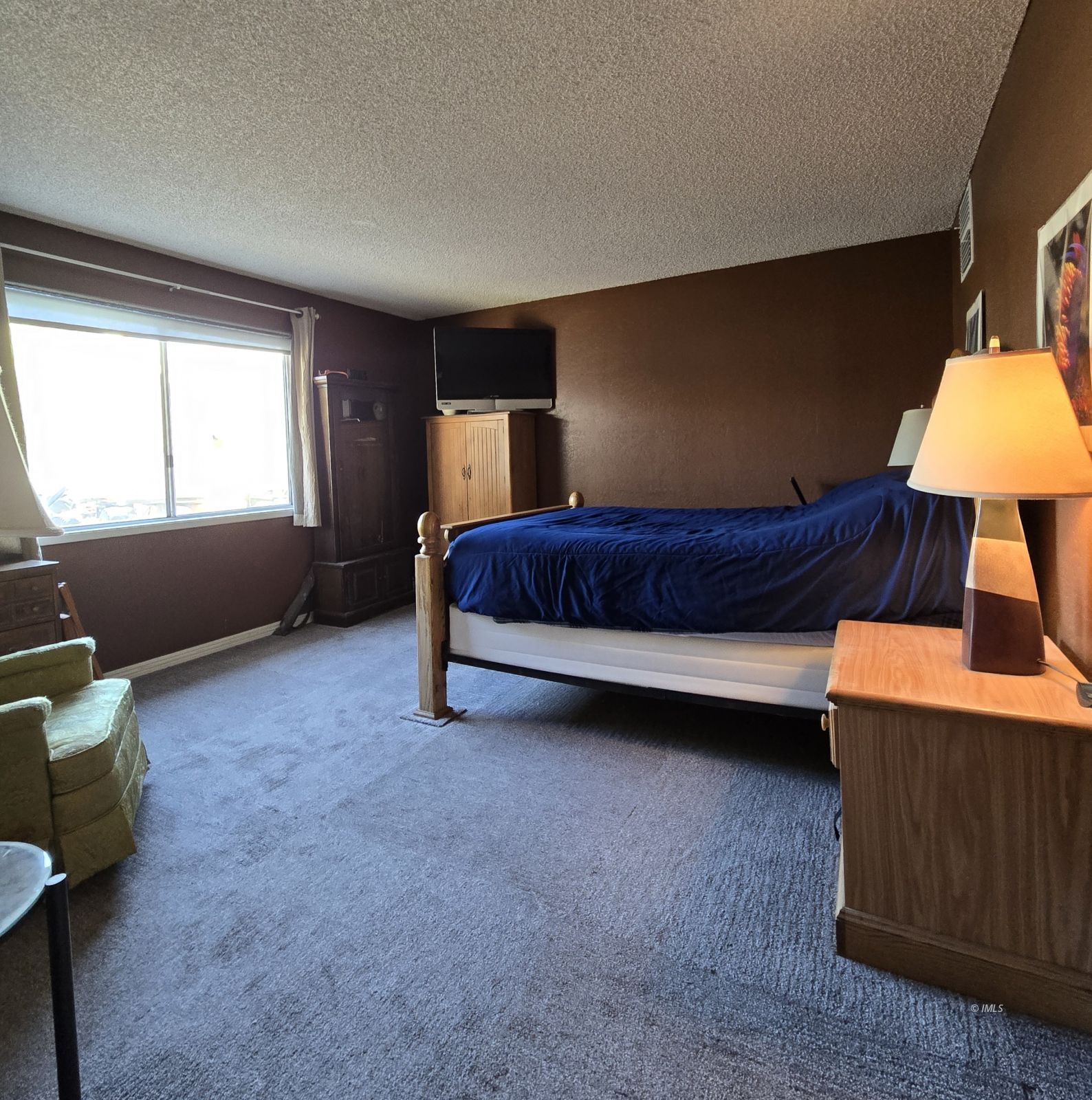 39 Hunter Avenue Bishop, CA 93514 - Photo 13 of 20 a spacious bedroom with a bed and a lamp