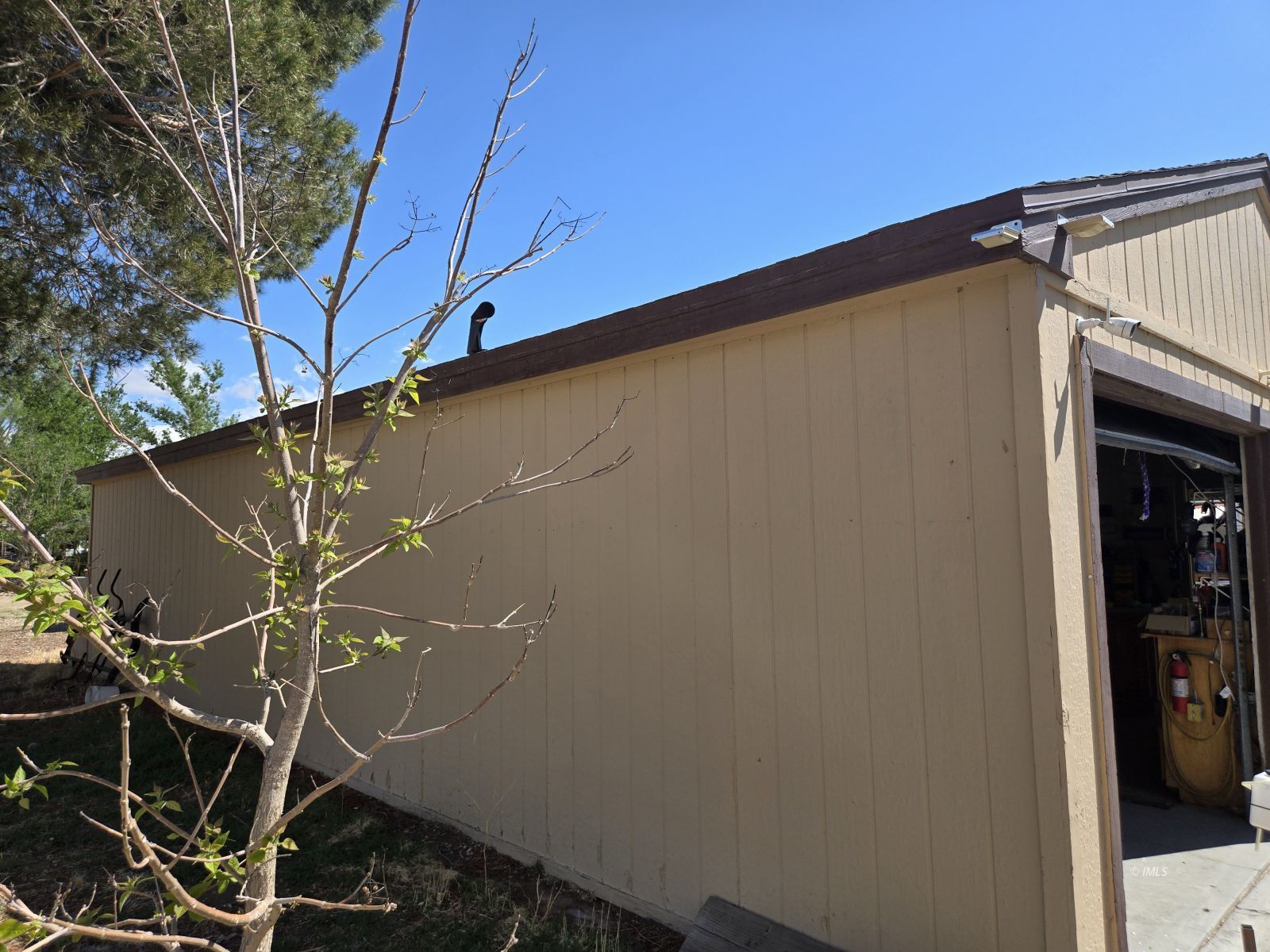 39 Hunter Avenue Bishop, CA 93514 - Photo 15 of 20 a close up of a shower