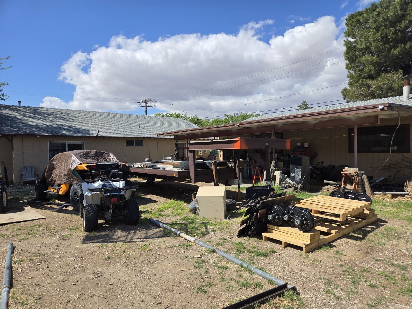 39 Hunter Avenue Bishop, CA 93514 - Photo 17 of 20 a view of a chairs and tables in the patio