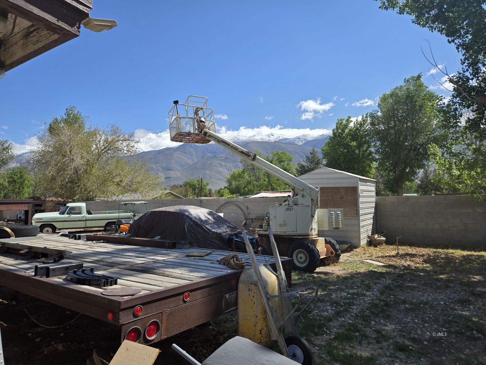 39 Hunter Avenue Bishop, CA 93514 - Photo 18 of 20 a view of a patio with table and chairs with wooden floor and fence