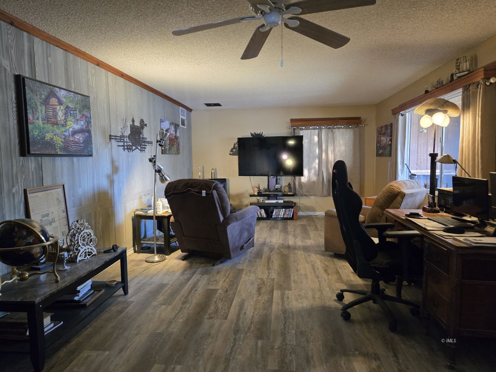 39 Hunter Avenue Bishop, CA 93514 - Photo 5 of 20 a view of a livingroom with workspace and a window