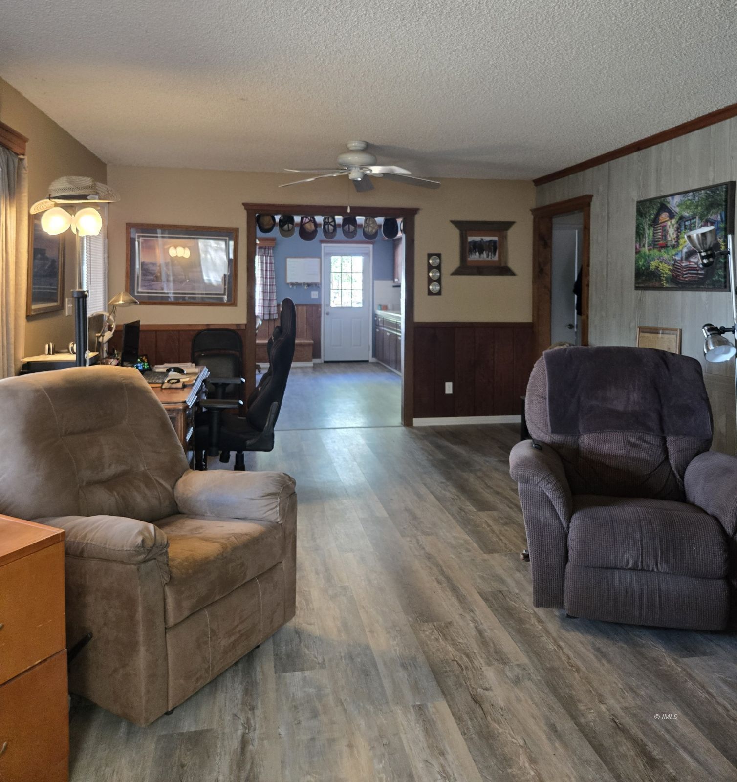 39 Hunter Avenue Bishop, CA 93514 - Photo 6 of 20 a living room with furniture and wooden floor