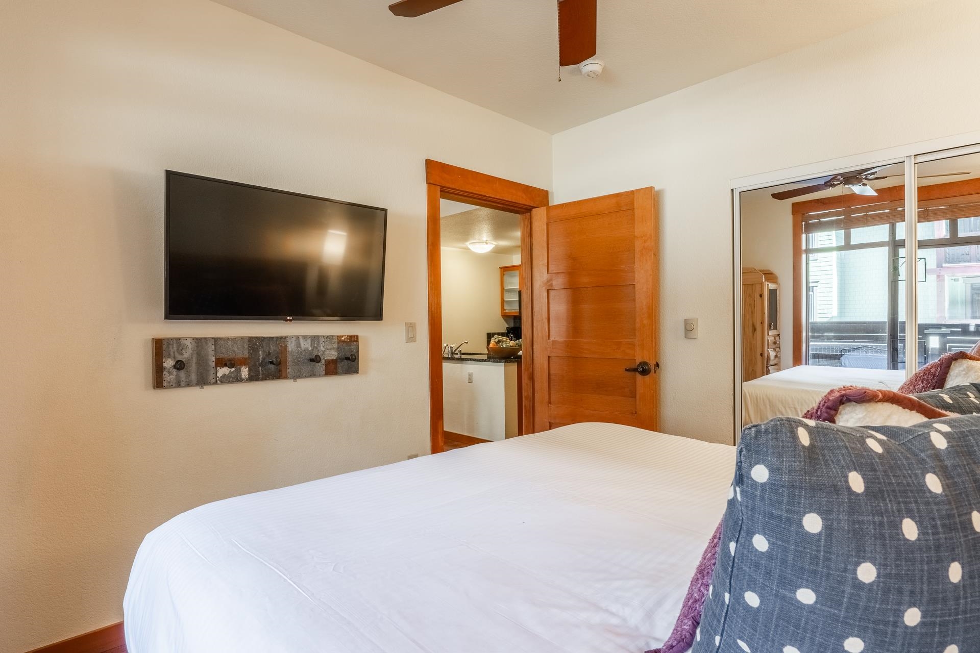 6201 Minaret Road, Unit 2220 Mammoth Lakes, CA 93546 - Photo 12 of 14 a bedroom with a bed and a flat screen tv