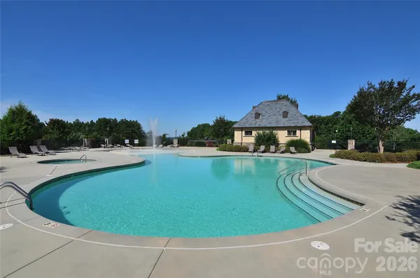 a tennis court that has tennis net