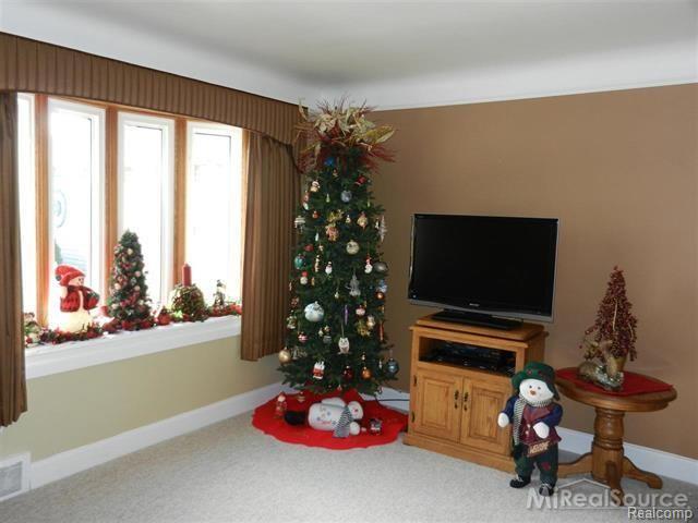 32925 Sutton Road New Baltimore, MI 48047 - Photo 21 of 30 living.jpg