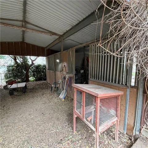 a view of a backyard