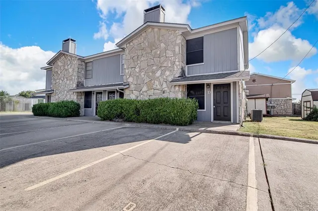 $1,095 | 1403 Courtney Place, Unit D, Cleburne, TX 76033