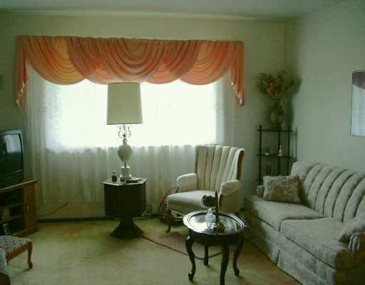 347 Hulton Road Penn Hills, PA 15147 - Photo 2 of 6 Living Room.