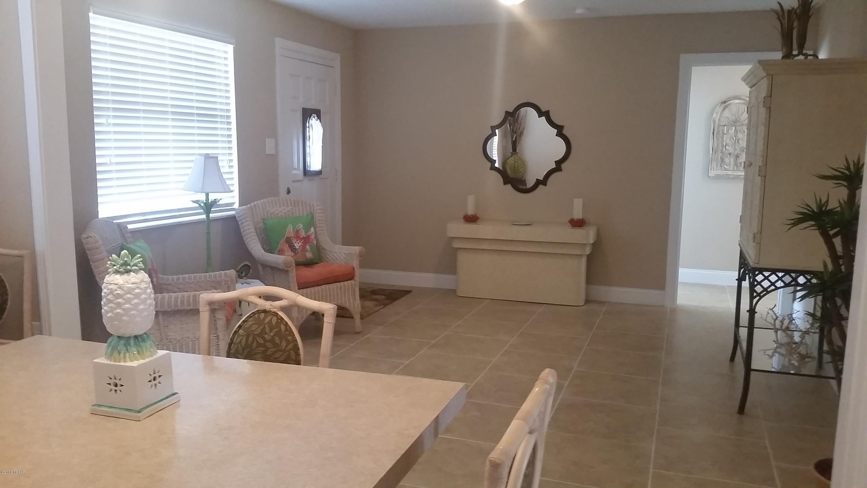 583 Robin Road Ormond Beach, FL 32176 - Photo 2 of 23 Living room