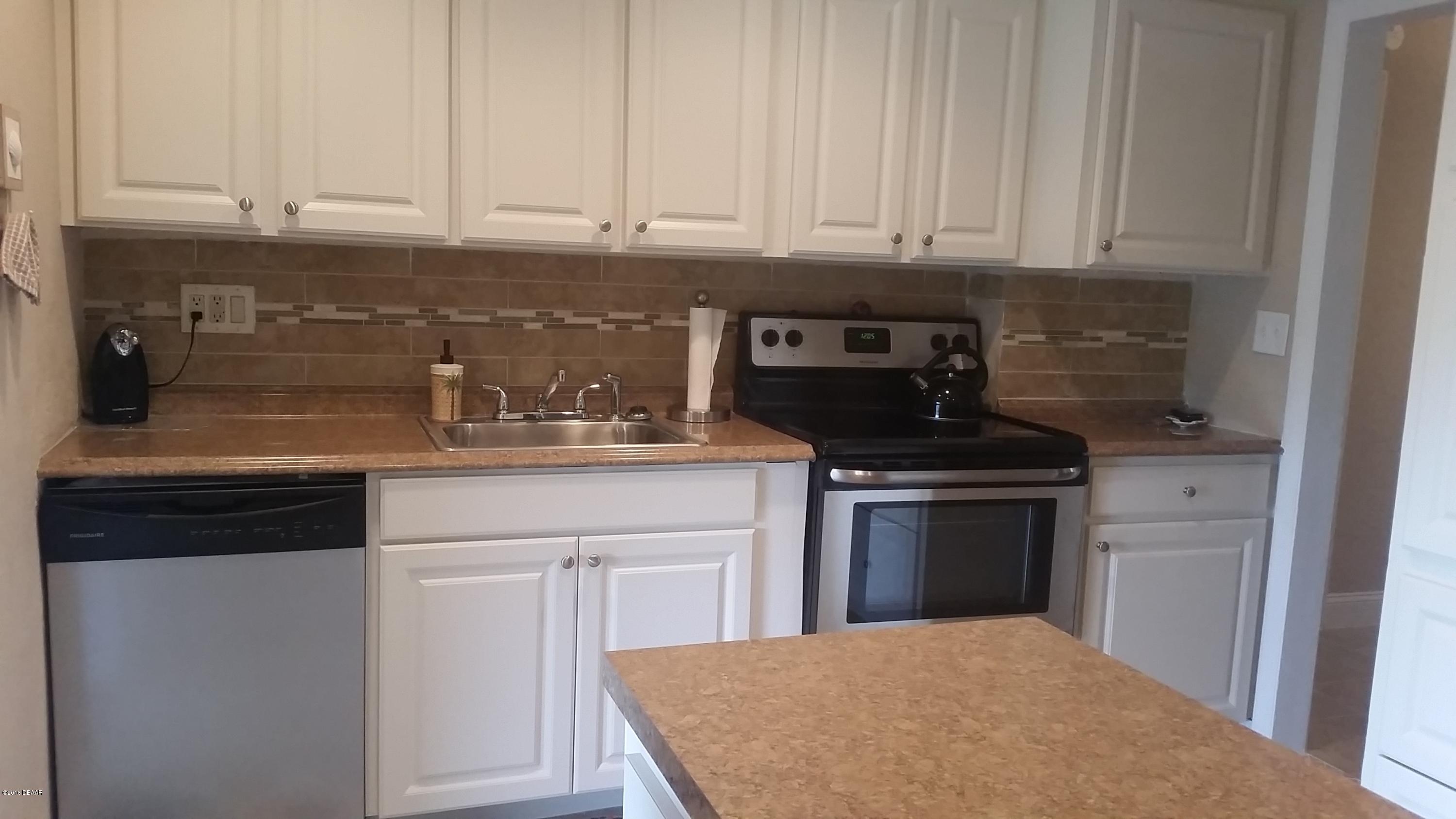 583 Robin Road Ormond Beach, FL 32176 - Photo 5 of 23 Kitchen