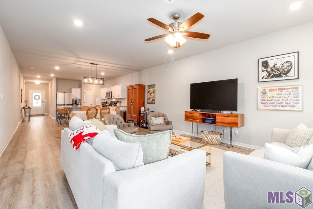 6407 Tiger Pointe Dr. St. George, LA 70817 - Photo 2 of 23 Spacious living area