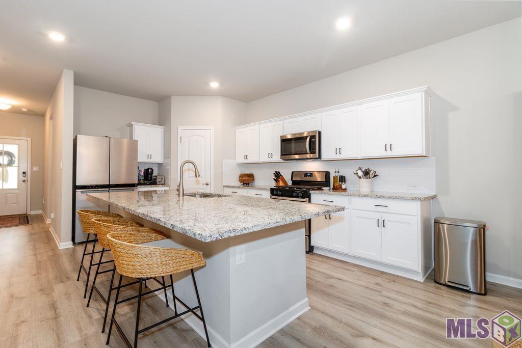 6407 Tiger Pointe Dr. St. George, LA 70817 - Photo 6 of 23 Inviting kitchen