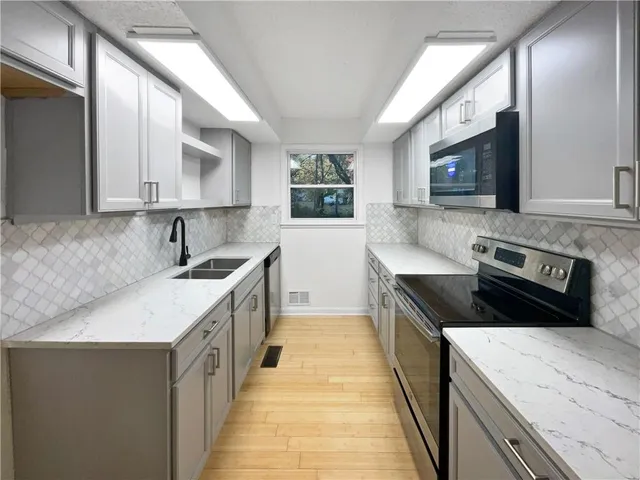 $307,000 | 7518 Northwest 76 Place, Kansas City, MO 64152