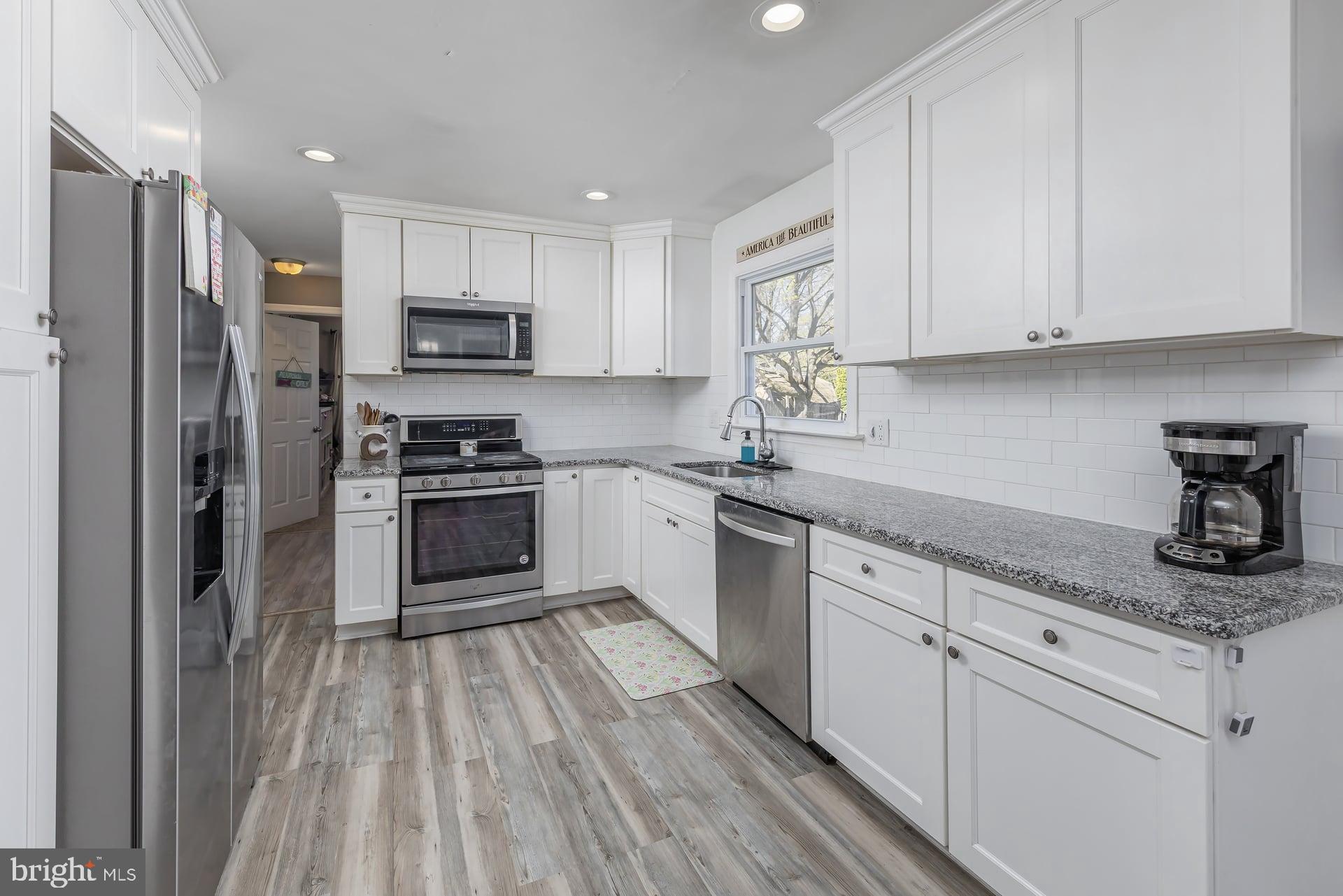 427 Birch Drive Mickleton, NJ 08056 - Photo 10 of 26 Granite counter tops and subway backsplash!