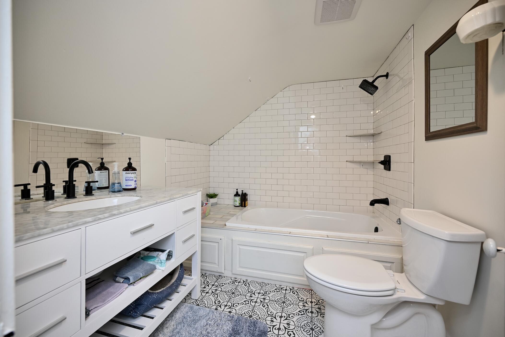 226 Market Street Winona, MN 55987 - Photo 25 of 29 22 UL Bathroom