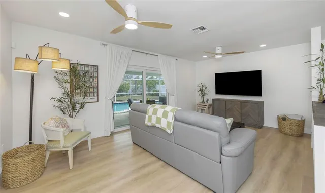 $669,900 | 8909 118th Way, Seminole, FL 33772