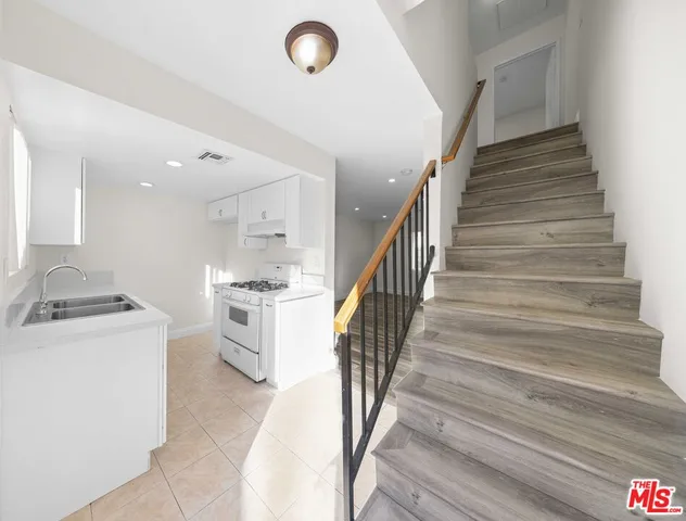 $2,500 | 14112 Delano Street, Unit 3, Van Nuys, CA 91401