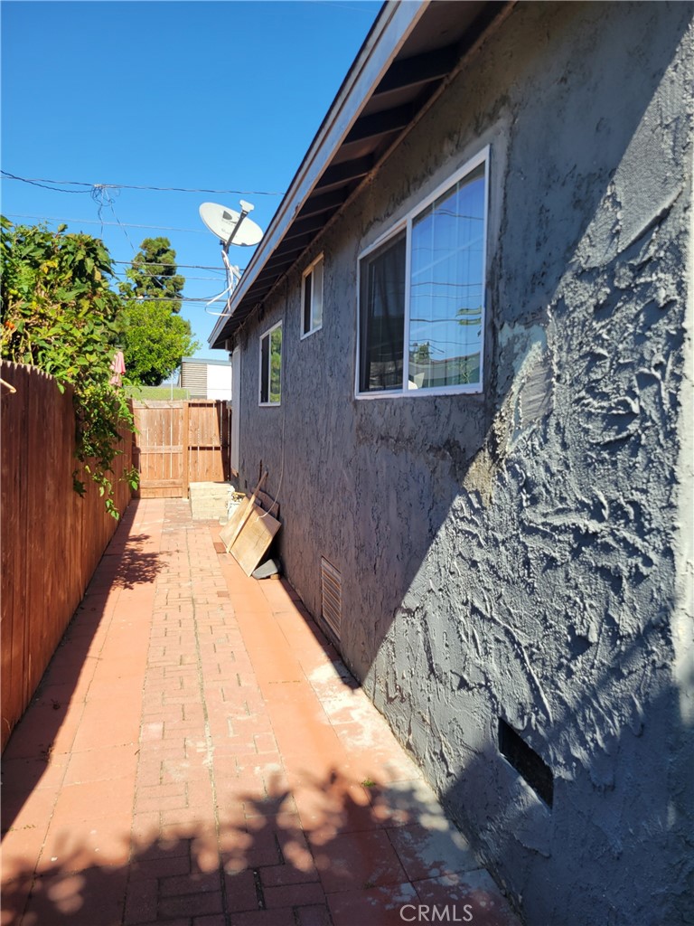 3534 139th Street Hawthorne, CA 90250 - Photo 3 of 7 a view of a backyard of the house