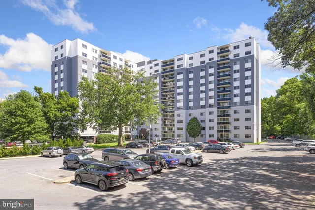 a row of cars parked in front of a building