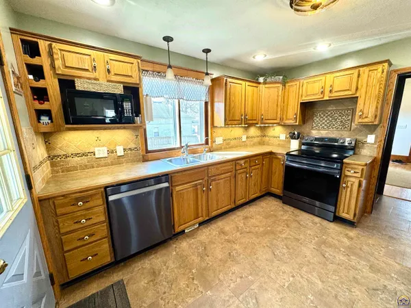 $180,000 | 204 South 4th Street, Sabetha, KS 66534