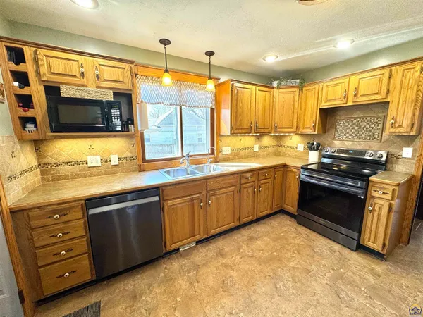 $180,000 | 204 South 4th Street, Sabetha, KS 66534