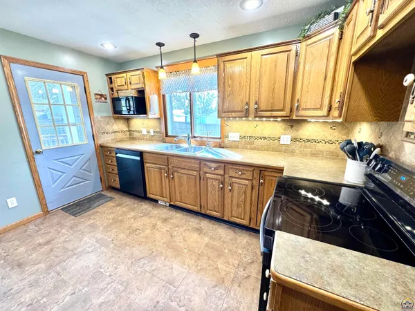 $180,000 | 204 South 4th Street, Sabetha, KS 66534
