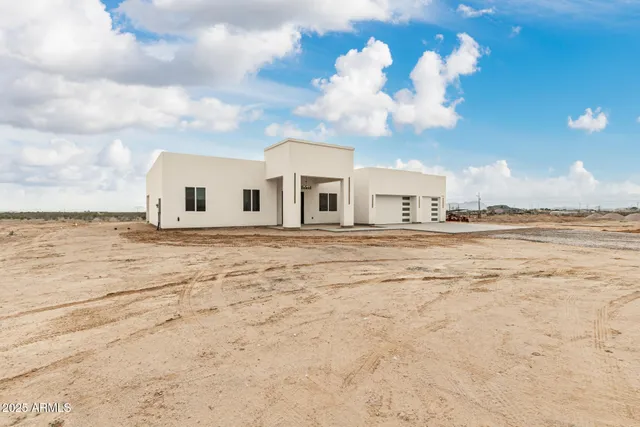 a view of a house with a backyard